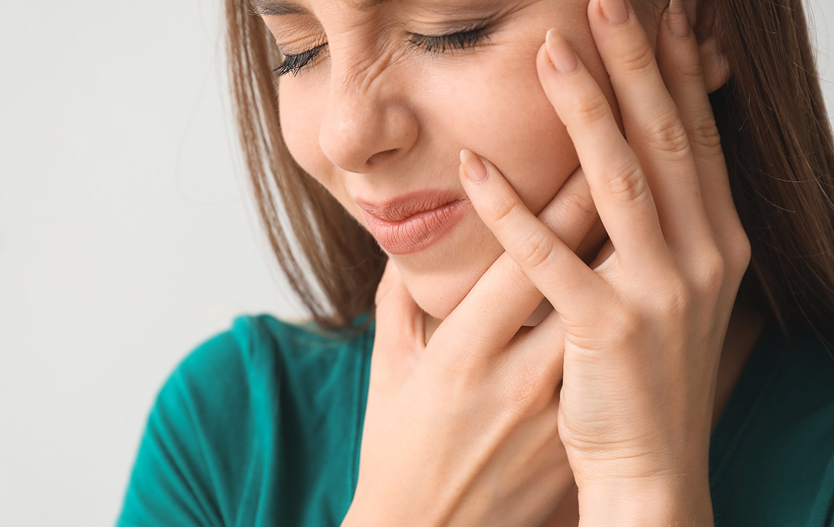 سندرم سوزش دهان (Burning Mouth Syndrome)؛ علائم، علل و راه‌های درمان